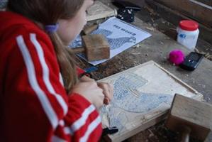 EVENIMENT. Ateliere de xilogravură şi pictură pe sticlă în Cluj