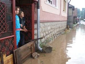 POLITIC. Persoanele sinistrate ar putea fi scutite de la plata ratelor bancare până în ianuarie 2012 