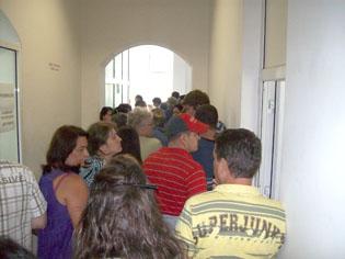 Stau ca sardelele la coadă pentru paşapoarte