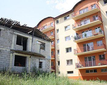 Sentinţă de demolare pentru un bloc cu zeci de locatari 
