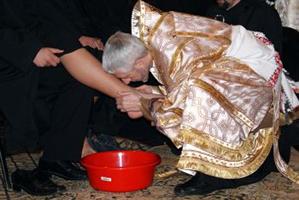 RELIGIE. Episcopul Florentin Crihălmeanu a spălat picioarele studenţilor de la seminarul teologic