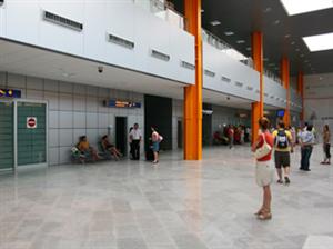 ECONOMIC. 200.000 de pasageri în trei luni pe aeroportul din Cluj