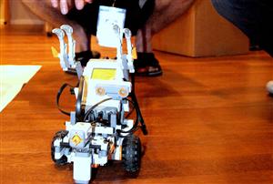 Construiesc avioane, roboţi pompieri şi staţii meteo din materiale reciclabile 