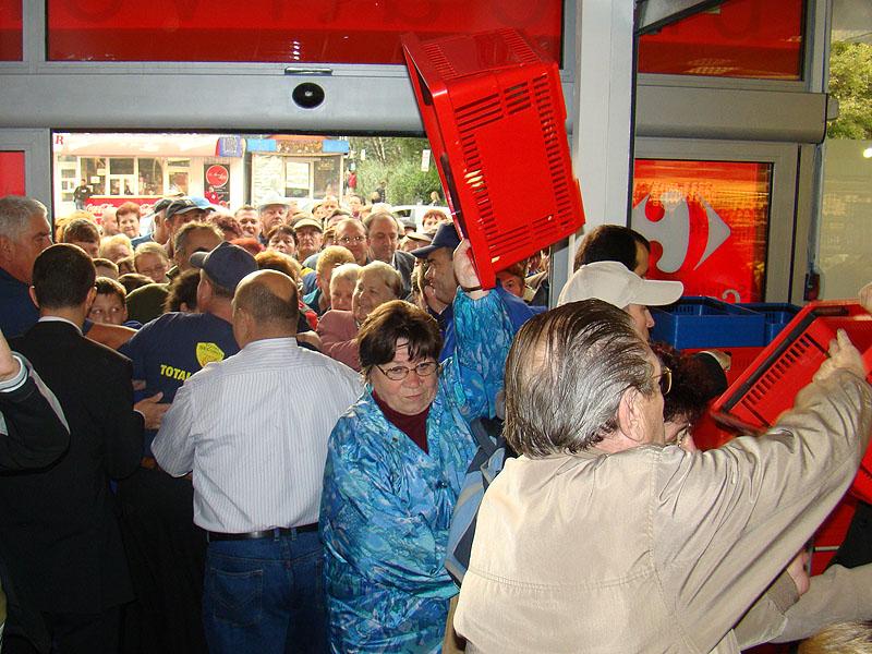 Cu noaptea-n cap la Carrefour