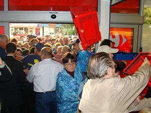 Cu noaptea-n cap la Carrefour