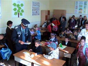 Orare cu sfaturi împotriva infractorilor, împărţite de poliţişti elevilor din clasa I