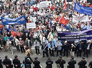 Discuţiile cu premierul Emil Boc nemulţumesc sindicatele, care menţin calendarul protestelor