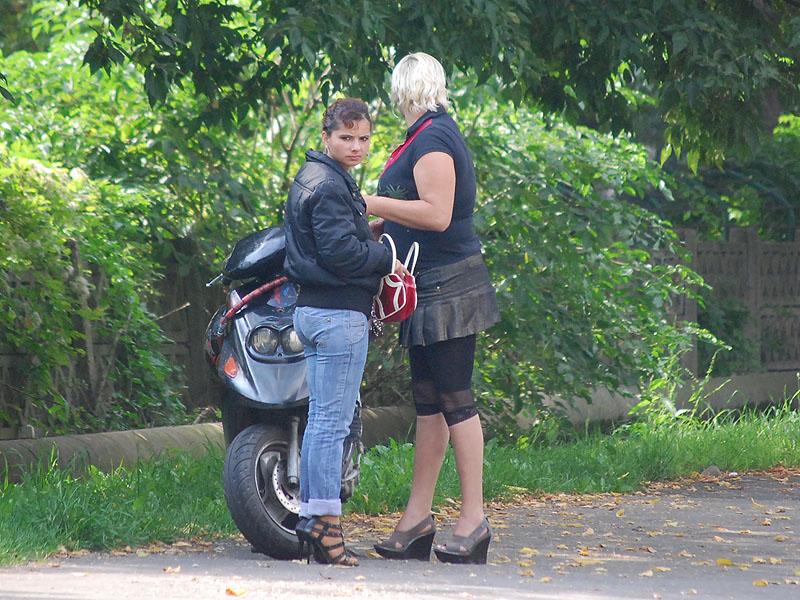 Prostituţie pe scuter la miezul zilei, în oraş         
