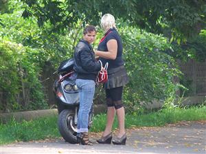 Prostituţie pe scuter la miezul zilei, în oraş         