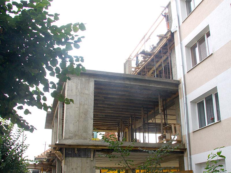 Culmea investiţiilor imobiliare: bloc ilegal construit cu muncitori “la negru”        