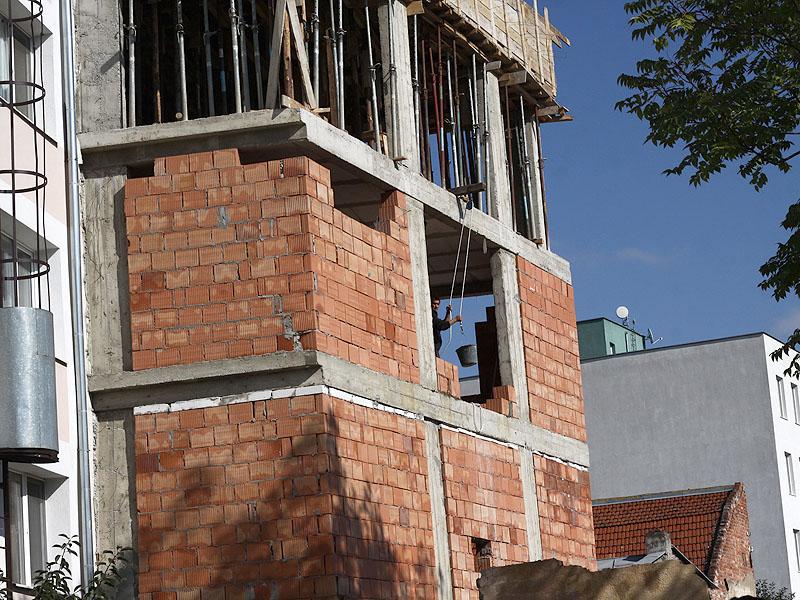 Cum se finalizează un bloc ilegal sub nasul autorităţilor     