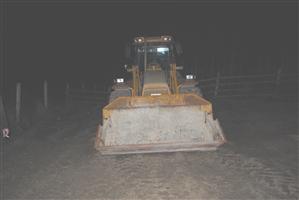 Buldoexcavator furat de pe autostradă. Suspectul a fost prins de poliţişti