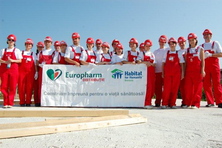 Angajaţi ai unei companii de farmaceutice contribuie la construirea unei case în Apahida