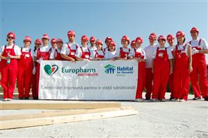 Angajaţi ai unei companii de farmaceutice contribuie la construirea unei case în Apahida