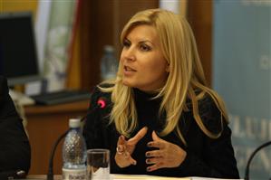 Premierul Emil Boc şi ministrul Elena Udrea au semnat pentru modernizarea liniei de tramvai din Cluj