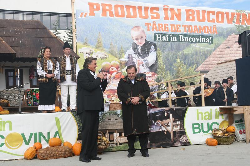 Produse tradiţionale bucovinene vă aşteaptă în parcarea unui mall GALERIE FOTO