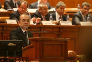 Boc: moţiunea blochează recuperarea reducerii salariilor