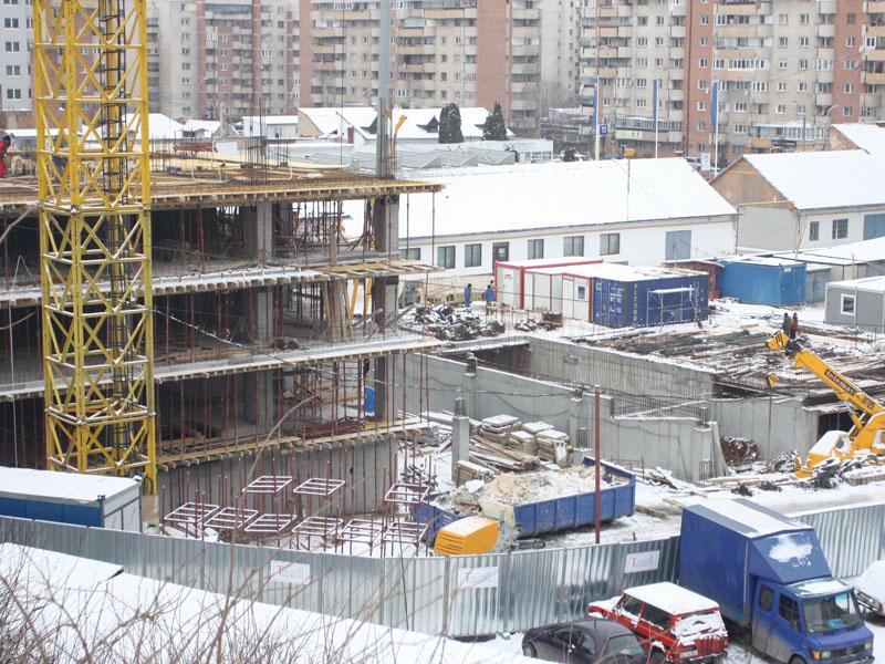 Piaţa imobiliară supravieţuieşte cu perfuzii de criză    