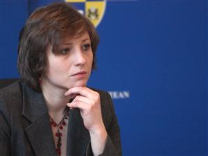 Fekete Emöke face cadouri “din suflet” bărbaţilor din administraţia clujeană