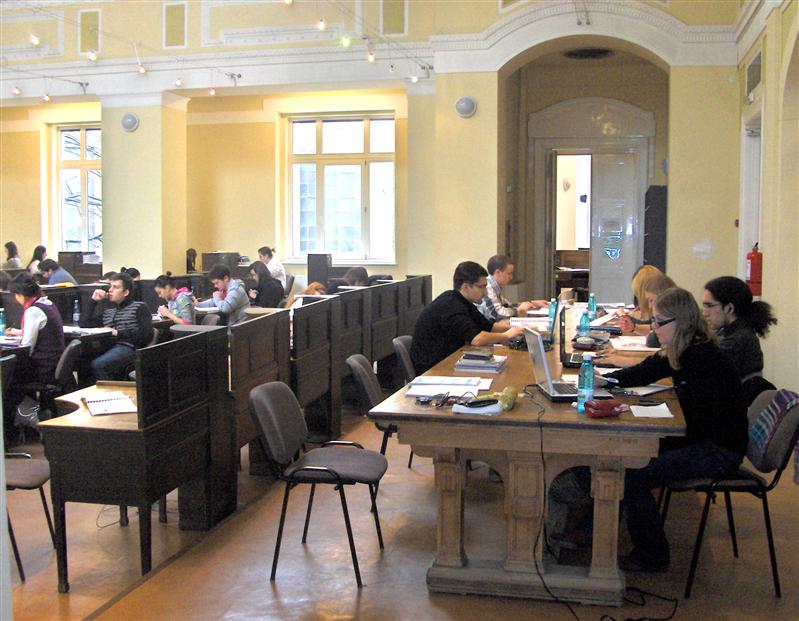 Înghesuială la BCU: sălile de lectură se umplu-ochi încă de dimineaţa FOTO