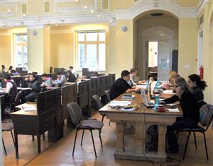 Înghesuială la BCU: sălile de lectură se umplu-ochi încă de dimineaţa FOTO