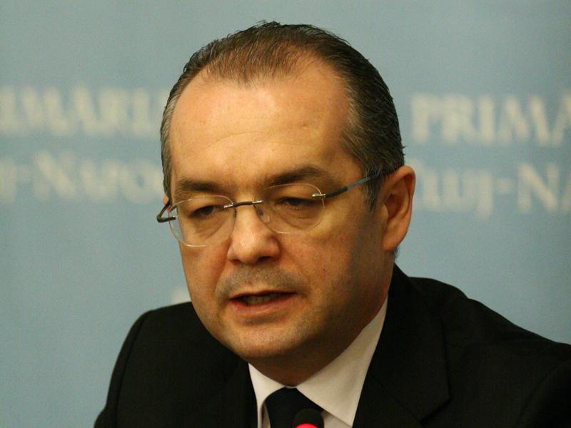 Scaunul lui Boc continuă să se clatine