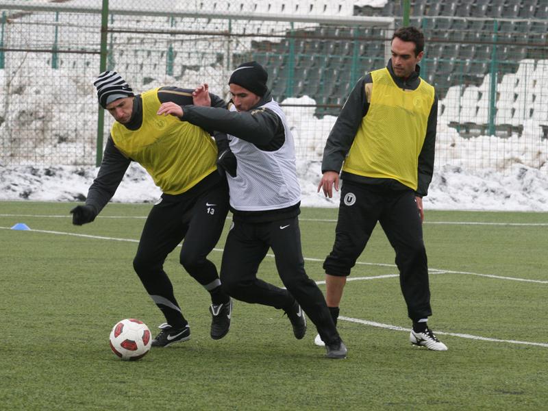 Terenul de la Alba Iulia, marele obstacol al “Şepcilor roşii”