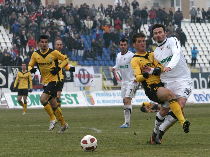 Fotbal pe jumătate şi un punct pentru “U”