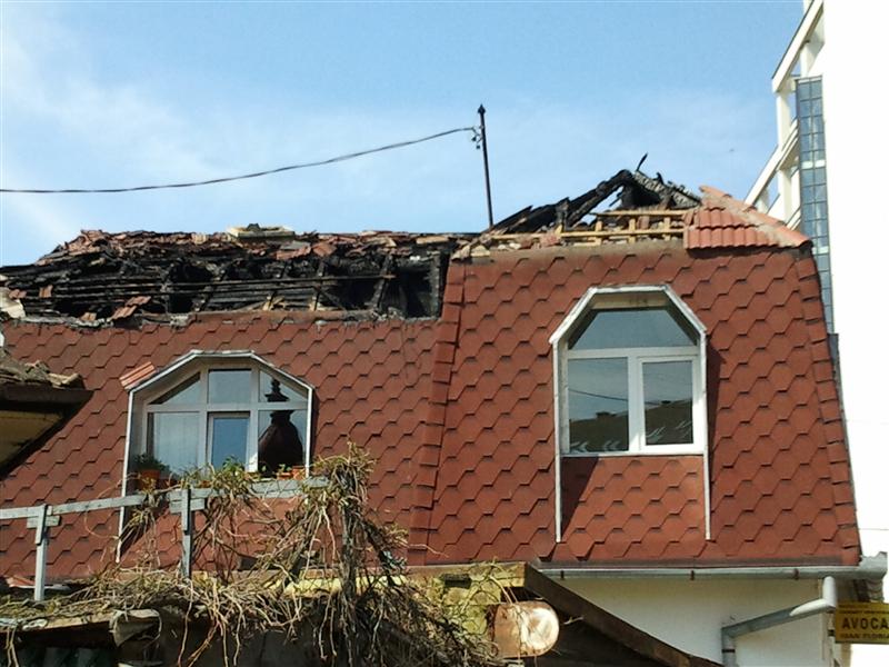 În mansarda mistuită duminică de flăcări în centrul Clujului locuieşte cunoscuta artistă Magda Puskas FOTO / VIDEO