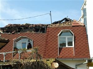 În mansarda mistuită duminică de flăcări în centrul Clujului locuieşte cunoscuta artistă Magda Puskas FOTO / VIDEO