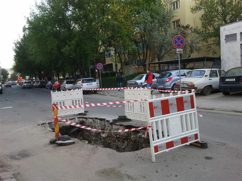 Primăria a modernizat strada Câmpului, E.ON Gaz a spart-o. De două ori.