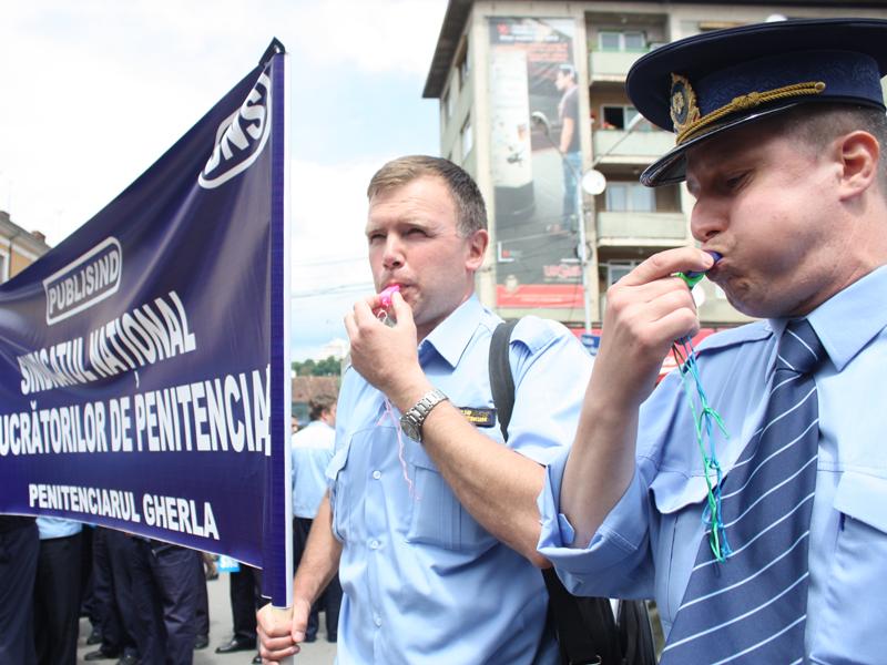 Poliţiştii clujeni ies în stradă      