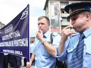 Poliţiştii clujeni ies în stradă      