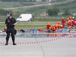 Pasageri salvaţi dintr-un avion în flăcări pe Aeroportul Cluj