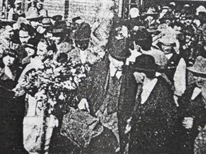 Istoria nerostită din spatele unei simple plăcuţe. Vezi cine a instalat-o în 1932      