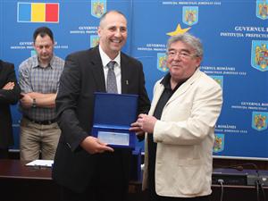 Campionii, premiaţi de prefectul Stamatian