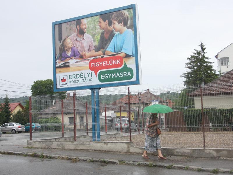 UDMR îi chestionează pe clujeni prin reclame ilegale, exclusiv în maghiară        