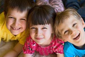 Copiii din România vor putea fi adoptaţi numai dacă unul dintre adoptatori este cetăţean român