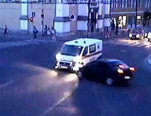 Accidentul în care o ambulanţă în misiune a fost lovită de o maşină, surprins pe camere VIDEO