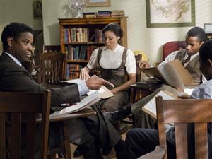Priveşte, citeşte!: Film după bestseller, Denzel Washington şi “Omu’ de la Zoo”