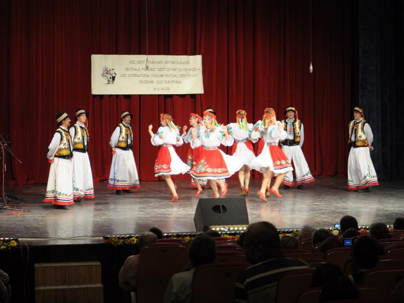 Au adus folclorul din nouă ţări la Cluj   