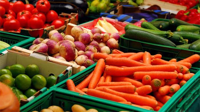 Vinete, la 1,20 lei/kg, cartofi, cu 60 de bani/kg. Vezi unde găseşti legume la aceste preţuri