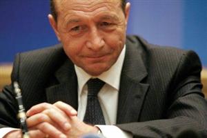 Băsescu nu a renunțat la revizuirea Constituției: Abandonez ideile în care cred abia când închid ochii 