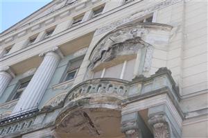 Zeci de clădiri din centrul istoric al Clujului stau să cadă pe oameni VIDEO