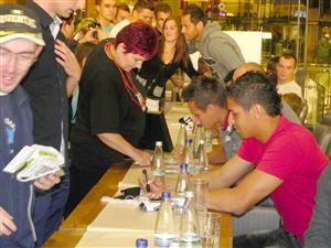 Autografe şi sprijin pentru o cauză nobilă