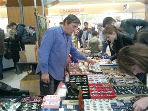 Căşti naziste de vânzare la un târg de antichităţi din mall FOTO / VIDEO