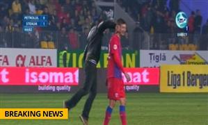 Stelistul Galamaz lovit de un fan al Petrolului, Tătăruşanu ars cu petarda! Meciul a fost suspendat. VIDEO