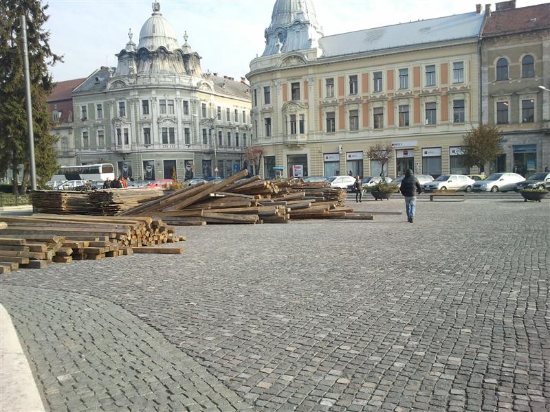 Patinoarul din piaţa Unirii se amenajează de mâine. Va fi disponibil din 1 decembrie