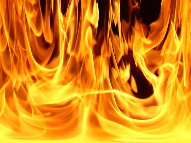 Incendiu în Mănăștur. Focul a cuprins în totalitate o casă VIDEO