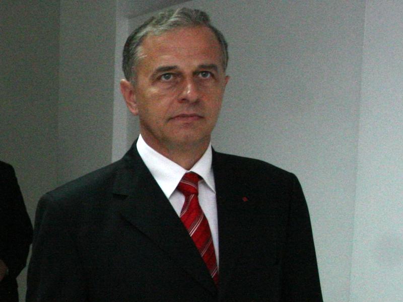 De la Cluj, Geoană pare ca şi exclus din partid
